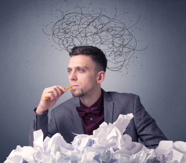 İşadamı buruşuk kağıt üzerinde