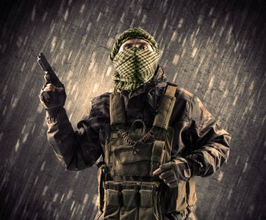 Yağmurlu arka plan üzerinde Maskeli silahlı terörist adam