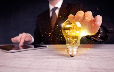 bir ampul tutarak ofis çalışanı