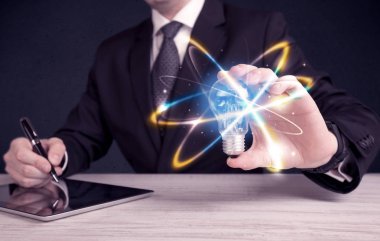 renkli bir ampul tutan işadamı