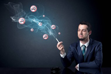 İş adamı sigara içiyor.