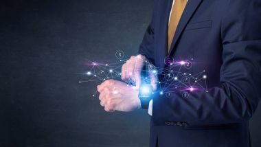 Smartwatch ağ kavramı ile.