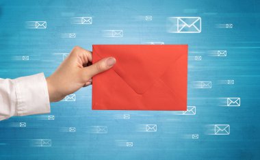 Zarf mesaj sembolleri tutan el