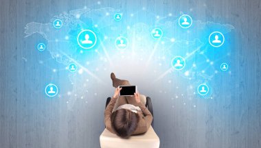 Sandalyede oturan kadın ile sosyal medya kavramı