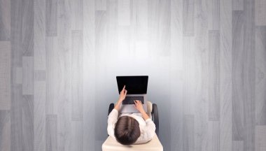 Boş bir ofiste sandalyede oturan kadın