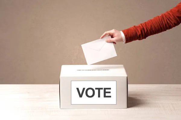 मतदानाच्या बॉक्समध्ये मतदान करणारा नर हात बंद करा — स्टॉक फोटो, इमेज