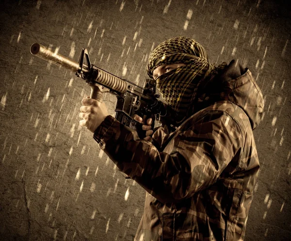 Soldat terorist puternic înarmat cu mască pe grungy ra — Fotografie, imagine de stoc