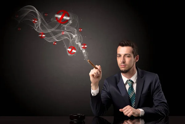 Affärsman som röker en cigarett — Stockfoto