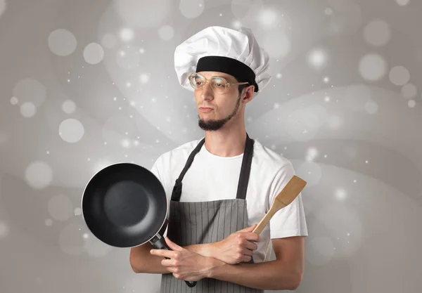 Cozinheiro masculino com papel de parede cinza brilhante — Fotografia de Stock