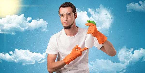Concept ensoleillé avec femme de ménage et gants orange — Photo
