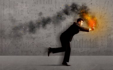 Yangın dizüstü bilgisayarı olan bir iş adamı