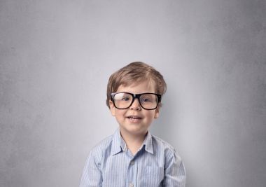 Sevimli küçük çocuğun önünde boş bir duvar