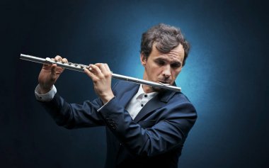 Araç empati ile oynamaya flütçü