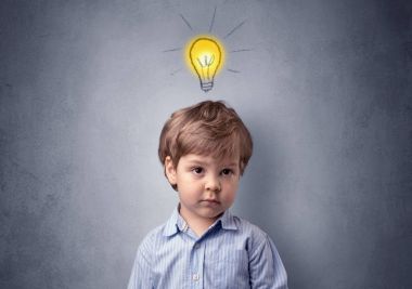 Başının üzerinde ampul ile küçük çocuk mull üzerinde