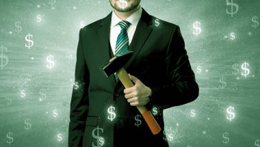 Businassman ayakta elinde aracıyla.