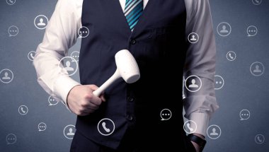 Yakışıklı adam elindeki aracıyla ayakta