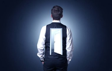 Sırtını kapıya ile ayakta işadamı