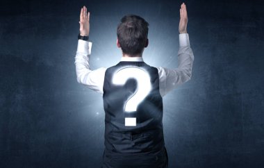 Soru işaretiyle sırtında duran adam