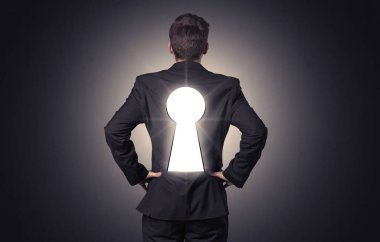 Sırtında siyah anahtar deliği ile ayakta adam