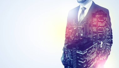 Gece şehir grafik ile ayakta işadamı