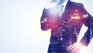 Şehir duvar kağıdı ile düşünme genç adam