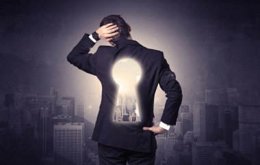 Keyhole sırt ile ayakta işadamı