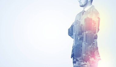 Sırtında siyah anahtar deliği ile ayakta adam