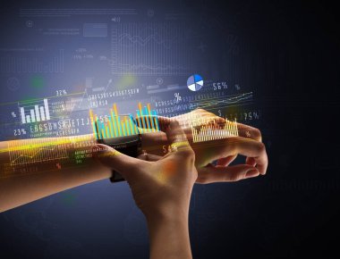 Smartwatch giyen kadın eli kapatın
