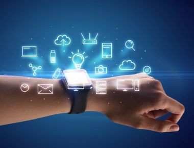 Smartwatch Multimedya sembolleri ile giyen el