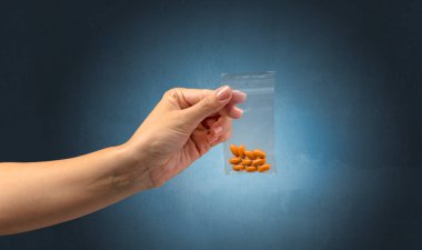 Plastik torba uyuşturucu veren