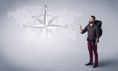 Sırt çantalı genç adam.