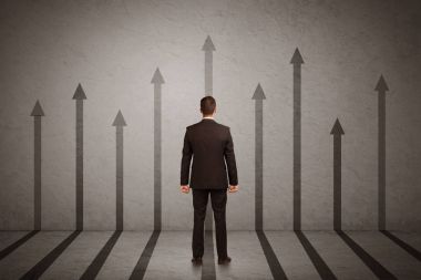 İki eski ok önünde duran bir karar alarak iş adamı