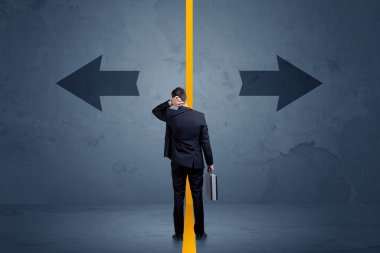 İki eski ok önünde duran bir karar alarak iş adamı