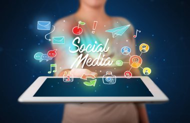 Kadın holding tablet ile sosyal medya grafik