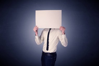 Boş kağıt tutan iş adamı