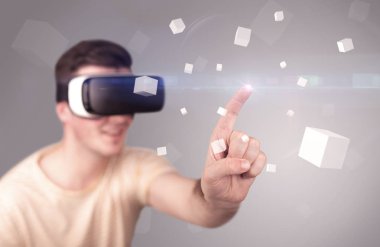 Adam sanal gerçeklik gözlüğü takıyor.