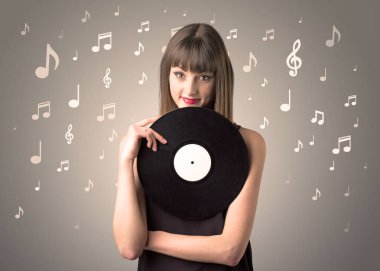 Vinil kaydı tutan kadın