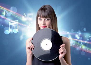 Vinil kaydı tutan kadın