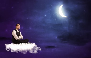 bulut üzerinde oturan adam