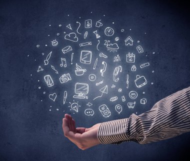 Karışık çizimler tutan el