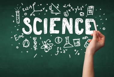 Olgun bilim adamı gemide çizim yapıyor.