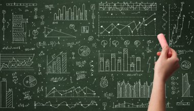 Bir iş adamı tahtaya veri çiziyor