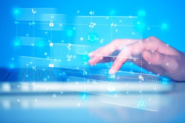 Yüksek teknoloji ortam simgeleriyle elele basılı klavye