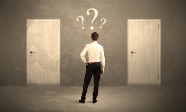 Kapı önünde duran işadamı