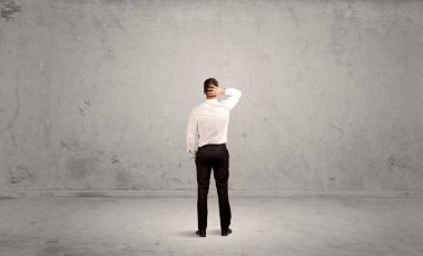 İş adamı boş kentsel alanda kayboldu