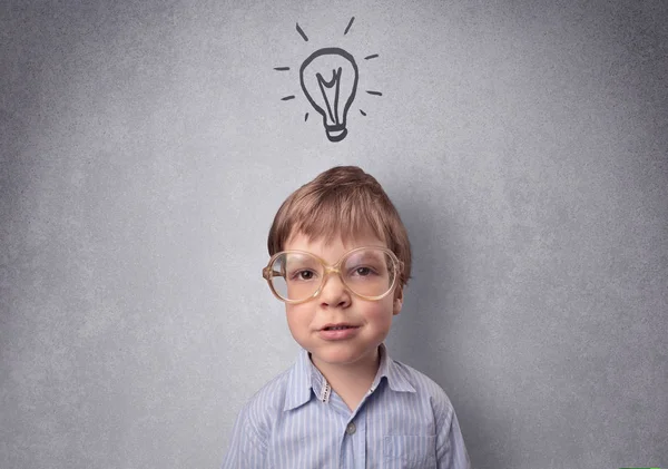 Enfant intelligent devant un mur gris dessiné — Photo