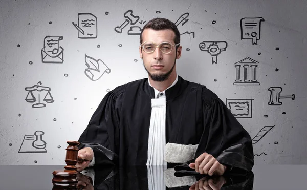 Juiz jovem com símbolos de tribunal em volta — Fotografia de Stock