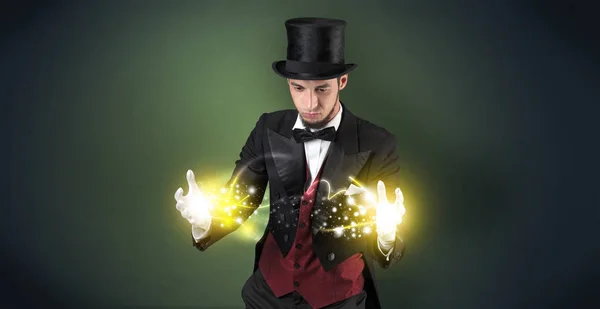 Mágico segurando seu poder em sua mão — Fotografia de Stock