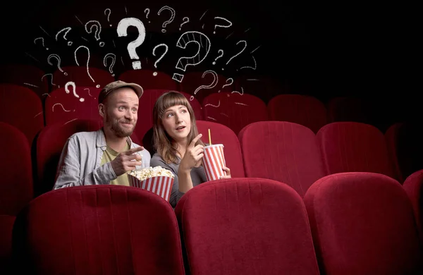 Paar im Kino mit Fragen — Stockfoto