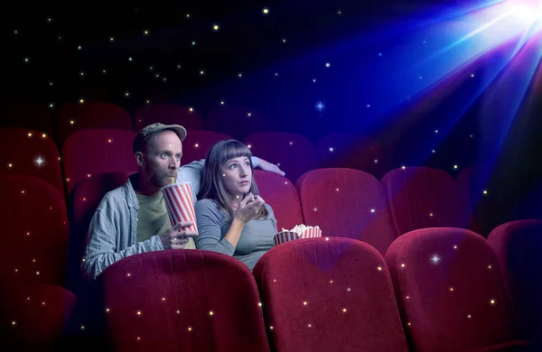 Encantador casal assistindo filme 3D — Fotografia de Stock